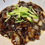肉＆麺 - ジャージャー麺  韓国式中華料理ツートップのひとつ。豚肉と玉ねぎの甜麺醤ベースで甘めの餡に平打ち＆モチモチでパスタのような麺に絡んでいと美味し！ちょいと油臭さを感じたけどご愛嬌かな。