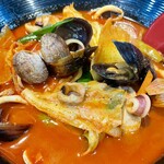Niku Ando Men - ちゃんぽん  韓国式中華料理の代表格。日本のそれとはだいぶ違う。イカ、タコ、貝などから出た旨々のスープに平打ちモチモチの麺が心地良いなぁ！大辛のひとつ手前くらいで丁度よかった！