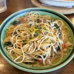 CASA CARINO - 週替りパスタ　天然スズキとホウレン草•しめじ•黄柚子、フレッシュトマトのビアンコパスタ