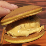 野口太郎 - どら焼きアイス（ラムレーズン）