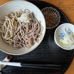 そば切 雨耕庵 - 途中で納豆突っ込んで味変を楽しんでやりましたわ。納豆はどこのだろ？倶知安の納豆に近い濃い味の納豆だった。