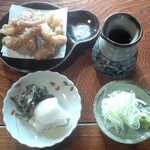 武兵エそば - そば配膳前にげそ天到着‥