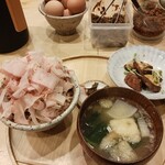 かつお食堂 - 定食に鰹の唐揚げと梅干しをﾄｯﾋﾟﾝｸﾞ。梅干しがご飯に隠れて写ってませんでした