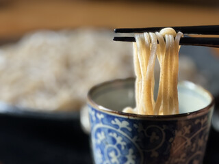 Soba Kiri Ukouan - 窓際の席で陽が照っていた。太陽で透き通るこの上等な蕎麦をご覧ください。