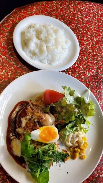 HAMPTON COURT photo 3