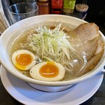 ROOTS - 塩味玉ラーメン(細麺) 950円
            