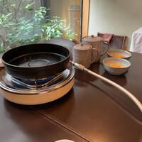 荒井屋 本店 - すき焼き鍋と生卵