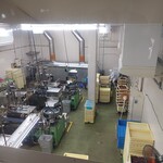 桔梗屋 - 見学通路からの工場内の様子①