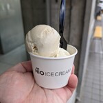 HiO ICE CREAM Atelier 自由が丘 - ダブルアイスクリーム：凍頂烏龍茶と五郎島金時（\550）