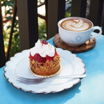 ペチカスケマサコーヒー - あまおうタルト（720円） フラットホワイト（600円）