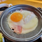 トゥルーハートカフェ - 陶板の目玉焼き