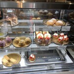 ペチカスケマサコーヒー - ショーケースの中のケーキたち