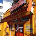 ゴウサハラ - 鮮やかなサフラン色のお店に入ると…