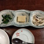 和食個室居酒屋 だいもん 大宮店 - 先付三種（菠薐草と菊花のお浸し、高野豆腐のオランダ煮、河豚皮のポン酢和え） アップ！