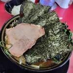 家系ラーメン 王道家 - 野菜ラーメンのビジュアル その2(チャーシュー側)