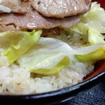 丼や 和華 - トン助丼の中にはレタス