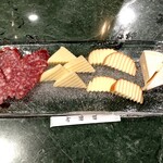 篝火の湯 緑水亭 - サラミ・チ━ズの盛り合わせ