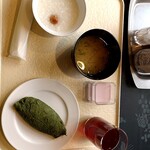 篝火の湯 緑水亭 - 朝食《おかゆ、しじみ汁、ほうれん草オムレツ、いちごプリン、ザクロジュース》