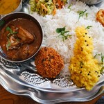 meCURRY 衣張山食堂 - ポークビンダルー、マサラワダ、ダール