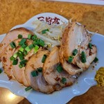 石狩亭 - チャーシューは厚切り、カラシが合う