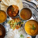 meCURRY 衣張山食堂 - サンバル、チキン ギーロースト、ラッサム、牡蠣のココナツカリー、キャベツと人参のポリヤル