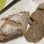 パン工房ブール - この見た目なのに「めっちゃソフト」な「パン」でした（確実にバゲッドではない）￥400