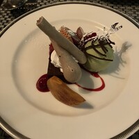 R restaurant & bar - 