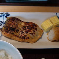 銀座 圓 - ツレが頼んだ紅鮭の粕着け焼き定食（１２００円）のぷっくらした鮭