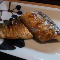 銀座 圓 - 鯖塩焼き定食（１０５０円）の鯖のアップ。脂がのっていました