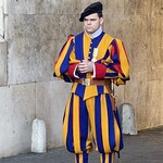 231233008 - ヴァチカンのスイス衛兵の制服はラファエロのフレスコ画から採用されたらしい　重さ4kgあるそうです