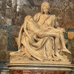 231233009 - 十字架から降ろされたキリストを抱く聖母マリア：ピエタです　pietaとは慈悲という意味です　ミケランジェロ23歳の作品とは思えない完成度の高さです