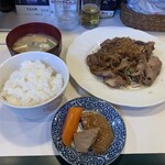 トレド - 彼の焼き肉定食です(((o(*ﾟωﾟ*)o)))煮物ついてるぅー