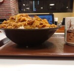 すき家 - キング牛丼(真横から)