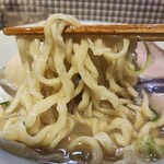 らーめん改 - 手揉みピロピロ麺がクセになる、箸がデカい