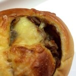 ペルル - 焼きカレーパンの上にチーズがとろけてます。