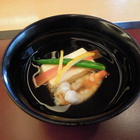 日本料理 はなの - 煮物椀：海老真丈 かぶら 金時人参 青味 松葉柚子