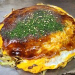 Okonomimura Atomu - 肉玉そば(税込900円)
                        ・袋入り蒸し中太麺(升萬食品)
                        ・ミツワソース
                        ・焼き方:ヘラで押さえる
                        ・焼き上がりの形:綺麗な焼き上がり
                        ・鉄板又は鉄板皿で食べるのがスタンダード