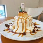 KOTOYA CAFE - プリンパンケーキ　税込1500円
                                
                                 
                                ふわふわパンケーキ3枚に流れるとろっとろ生クリーム。プリンまで♡