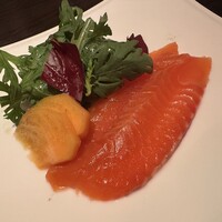 チャイナルーム - 富士山サーモンのジャスミン茶スモークと春菊サラダ