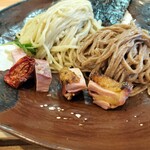 飯田商店 - 手前は、つけ麺用のお肉とドライトマト