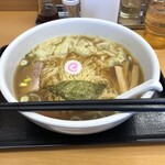 らーめんどんぐり - ワンタンめん（中）、950円。