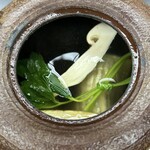日本料理 新茶家 - 鉄瓶のお出汁のまったり感がたまらん。 太刀魚って、小さいサイズの方がうまいんだ。 松茸の香と歯触り。やはり汁とスッキリした酒は、あうなー