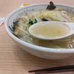Gyouza No Manshuu - スープ、全体的にやや薄め。