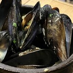 炭火とワイン - 活ムール貝白ワイン蒸し