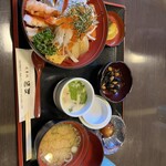 通友 - 海鮮丼です。小鉢もついて、美味しかったです。ごちそうさまでした。