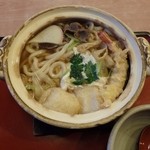 うどんれすとらん へんこつ - アツアツの鍋焼きうどん　湯気でレンズが曇ります。