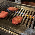 肉問屋直送 焼肉処蔵元 - 焼いてるとこ