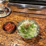 焼肉ホルモン 肉五郎 - サラダ、キムチ