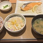 Yayoi Ken - 銀鮭の塩焼き定食　サラダセット　麦飯