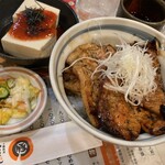Tokachi Butadon Ippin - 豚丼ご飯少なめ（漬物付） 梅やっこ